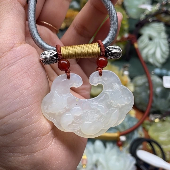 蛇纹石玉吊坠合金