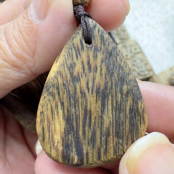 沉香沉香碎屑滴水牌一个4克