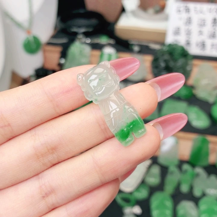 石英质玉（非洲翠）未镶嵌颈饰