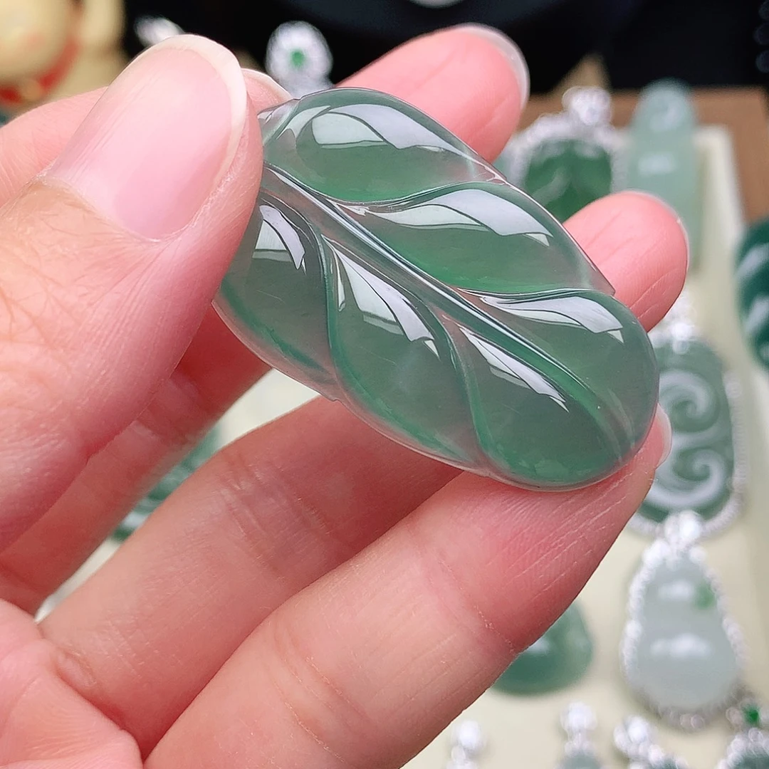 无***尘翡翠未镶嵌颈饰吊坠