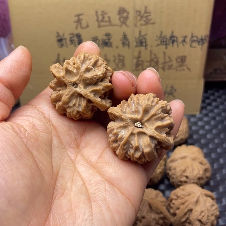 凌***描吊坠文玩核桃苹果园