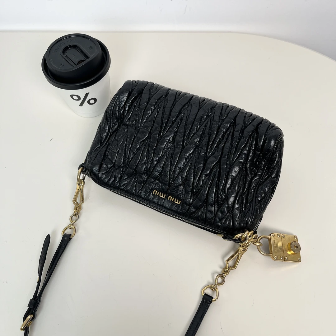 95新 MIU MIU/缪缪 黑金褶皱麻将单肩斜挎包