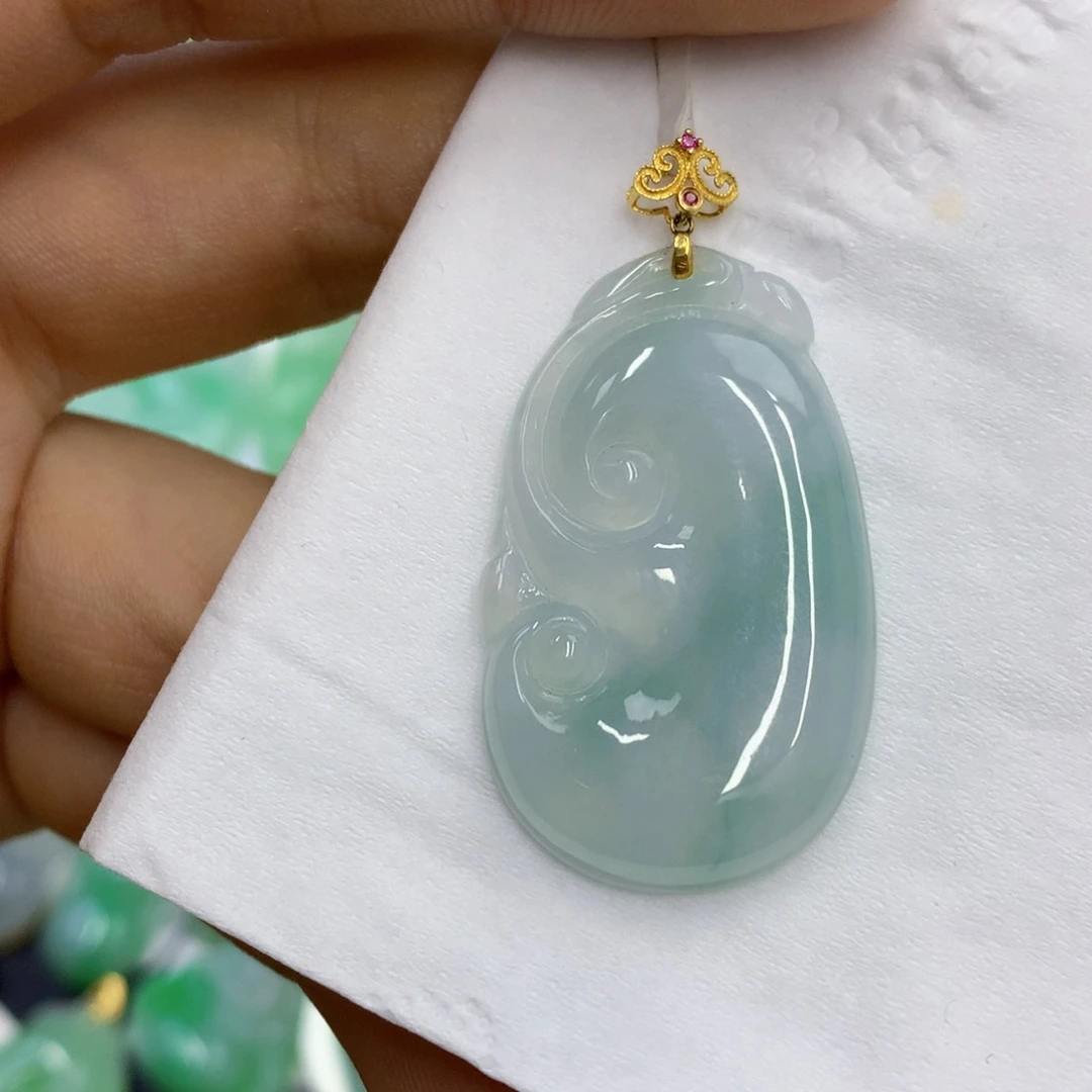 翡翠18K金镶嵌颈饰