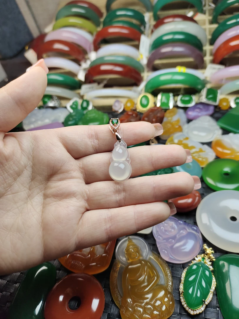 玛瑙玉髓白色双面雕工葫芦