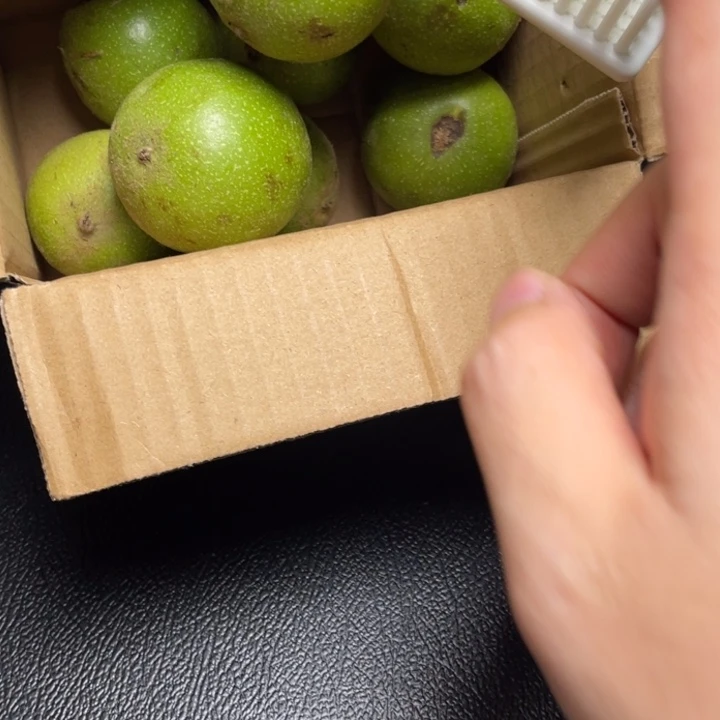 文玩核桃吊坠文玩核桃青皮8个小尺带刷子