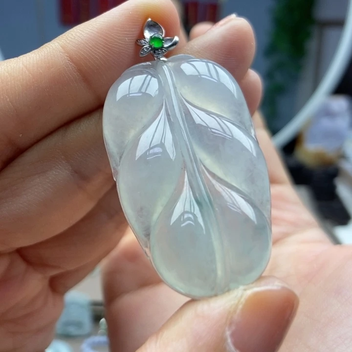 翡翠18K金镶嵌颈饰吊坠