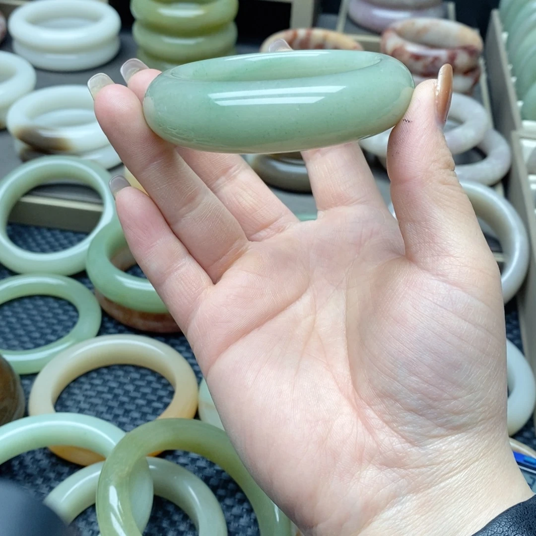 M***e石英质玉（佘太翠）未镶嵌手镯