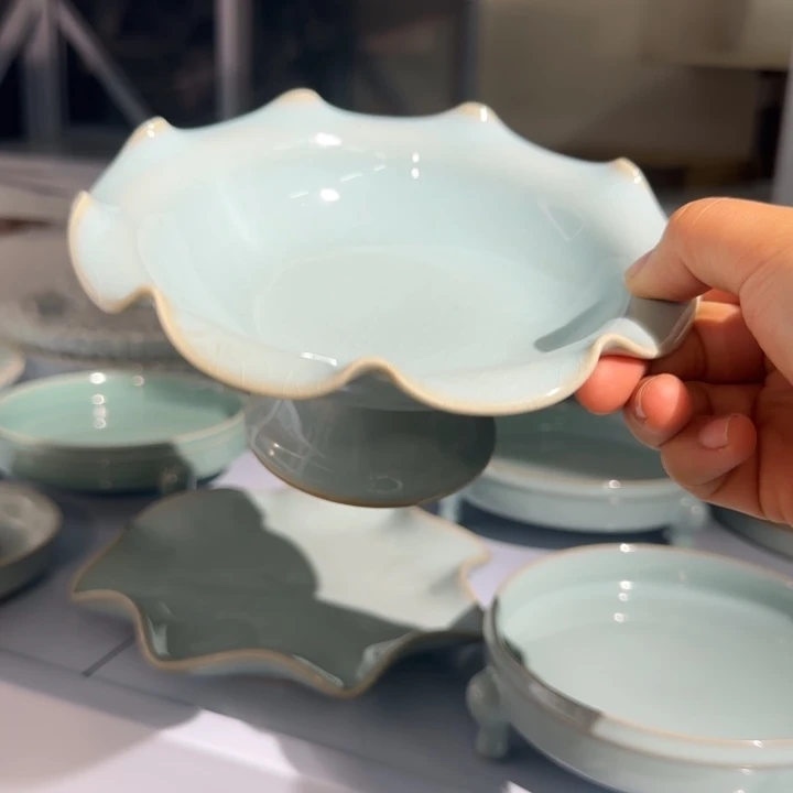 微瑕天青全手花口盘