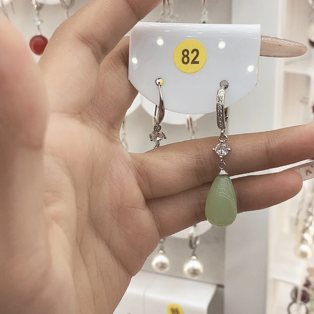 足银浅绿色的水滴