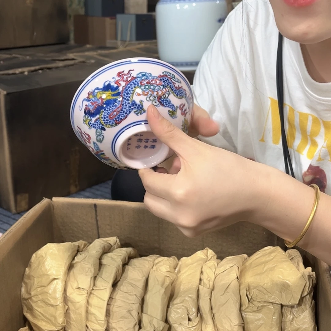 摆件////景德镇陶瓷器。红。