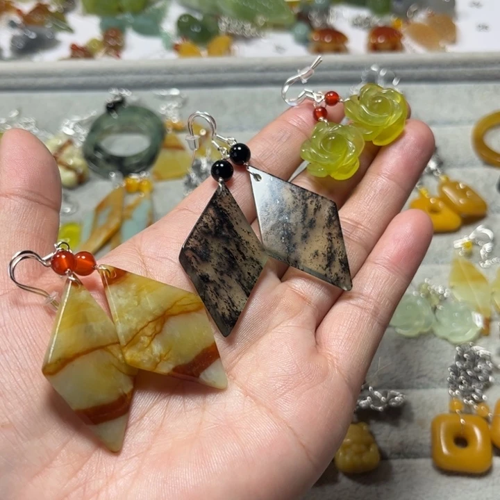 蛇纹石玉合金吊坠