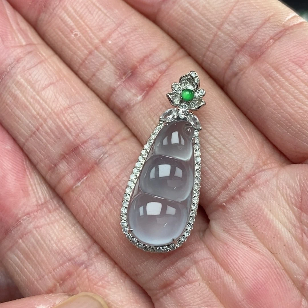 颈饰18K金镶嵌翡翠豆子