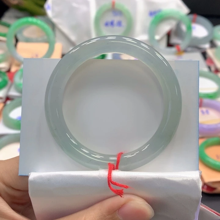 翡翠手镯未镶嵌翡翠