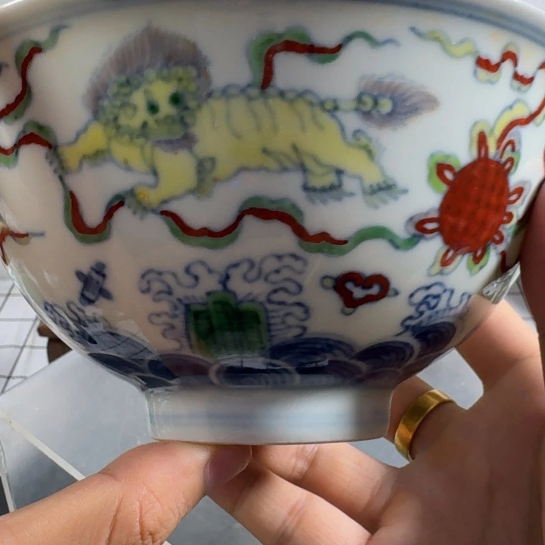 碗斗彩狮子纹陶瓷碗