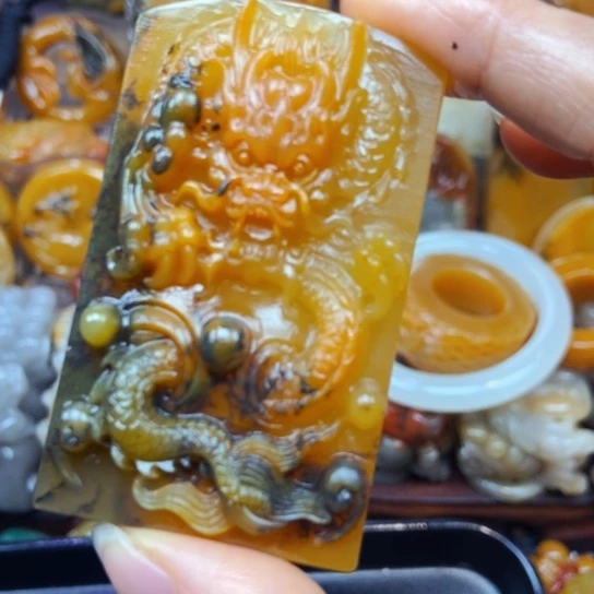 石英质玉（黄龙玉）未镶嵌颈饰