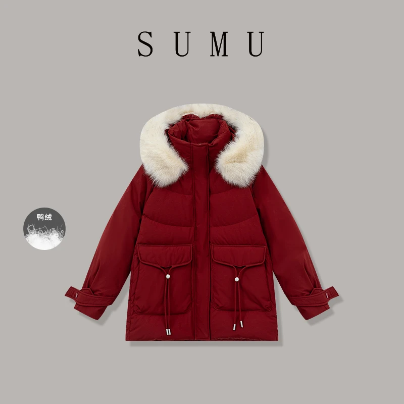 宿慕SUMU 12-21 2024款女时尚抽绳大口袋连帽毛领羽绒服C53061