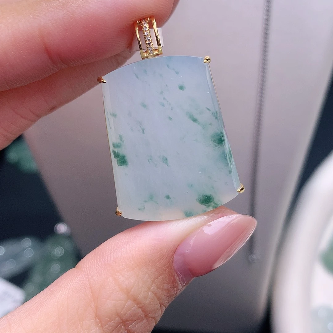 颈饰18K金镶嵌翡翠飘花无事牌