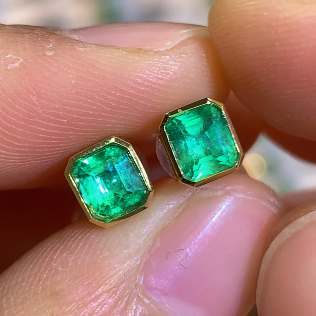 18K金镶嵌祖母绿耳饰