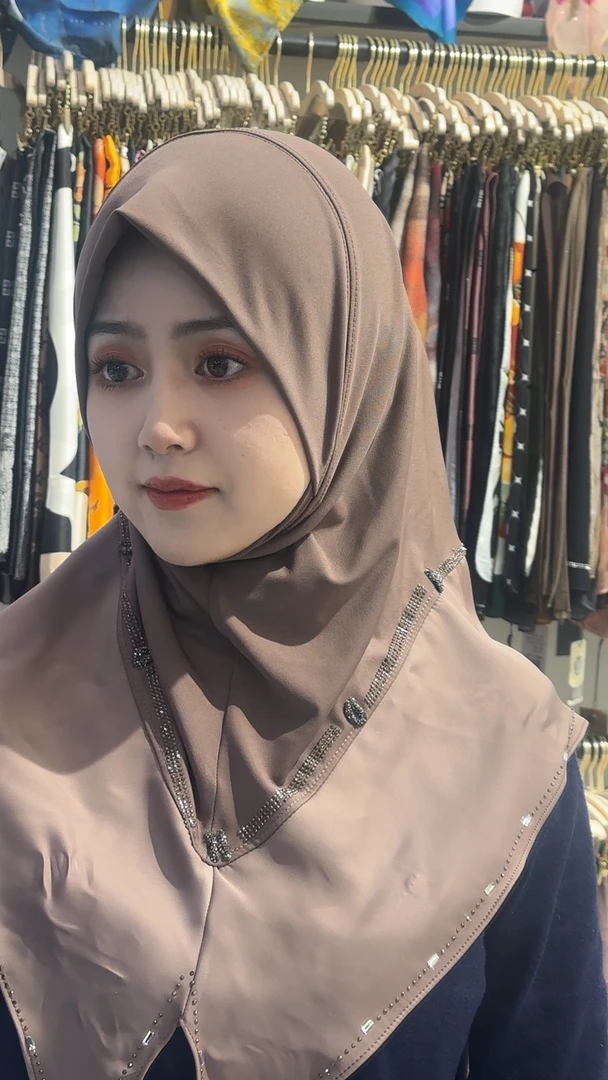 哚哈拼接烫钻三角头套极简设计风格