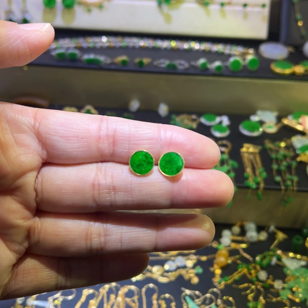 颈饰18K金镶嵌翡翠耳钉