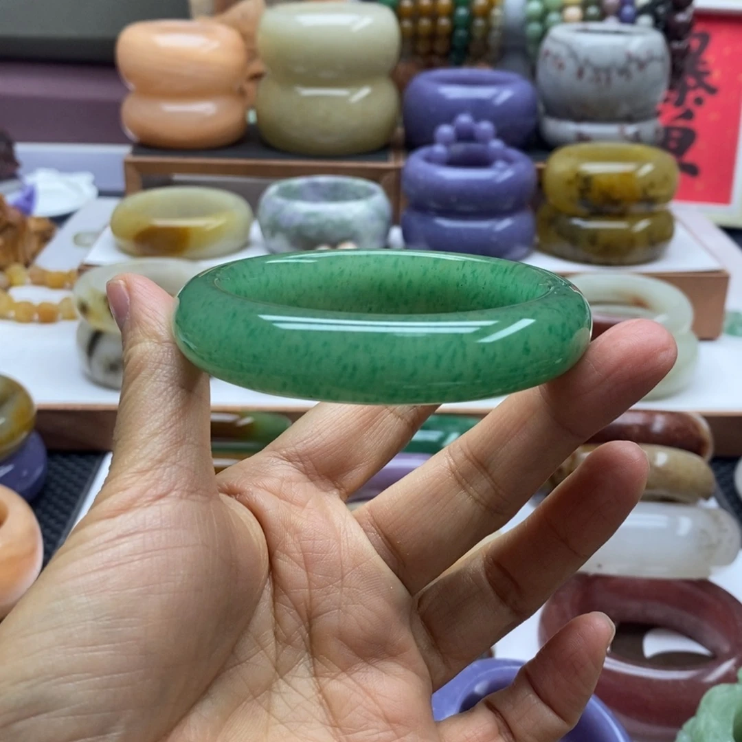 秋***澪未镶嵌手镯石英岩玉