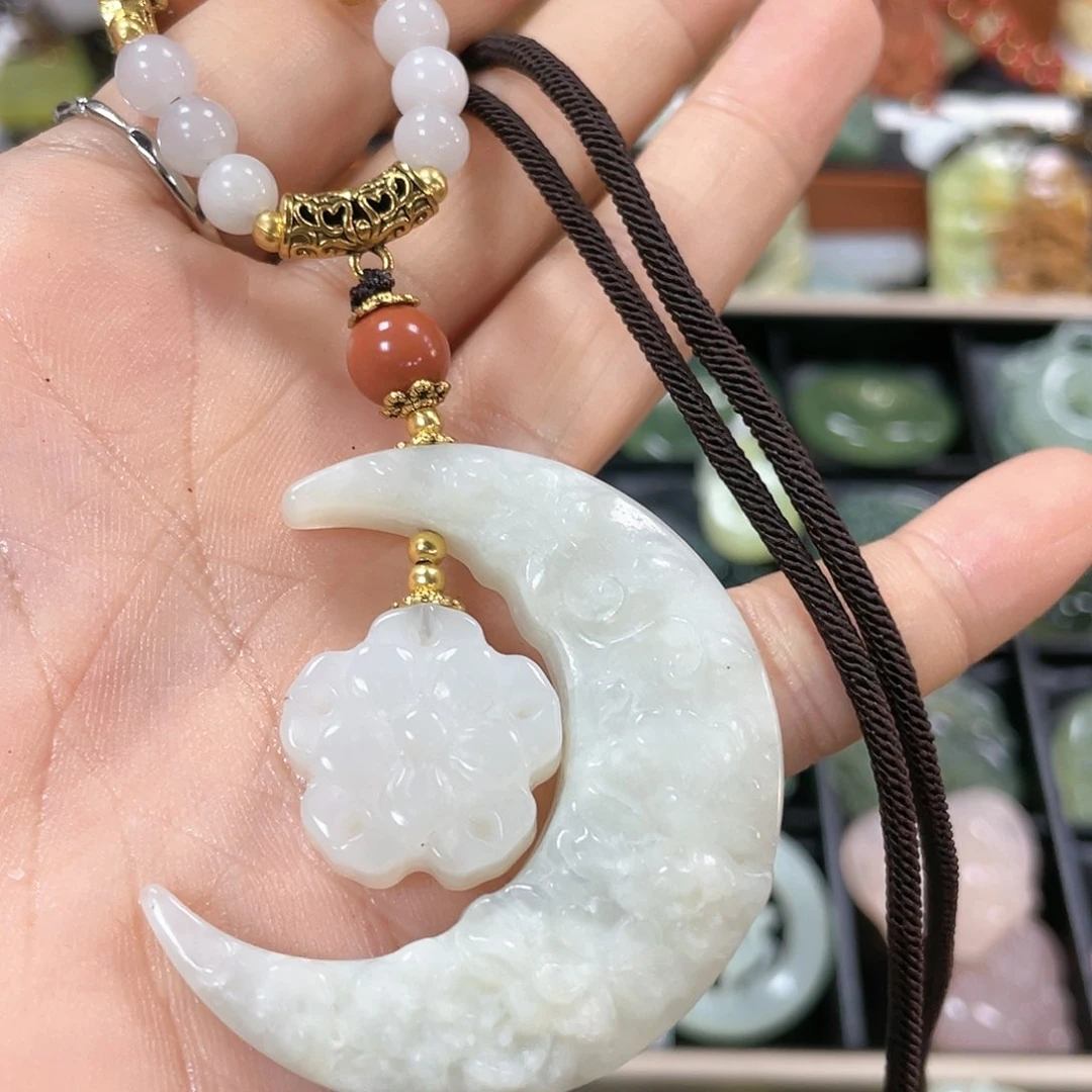 蛇纹石玉颈饰合金