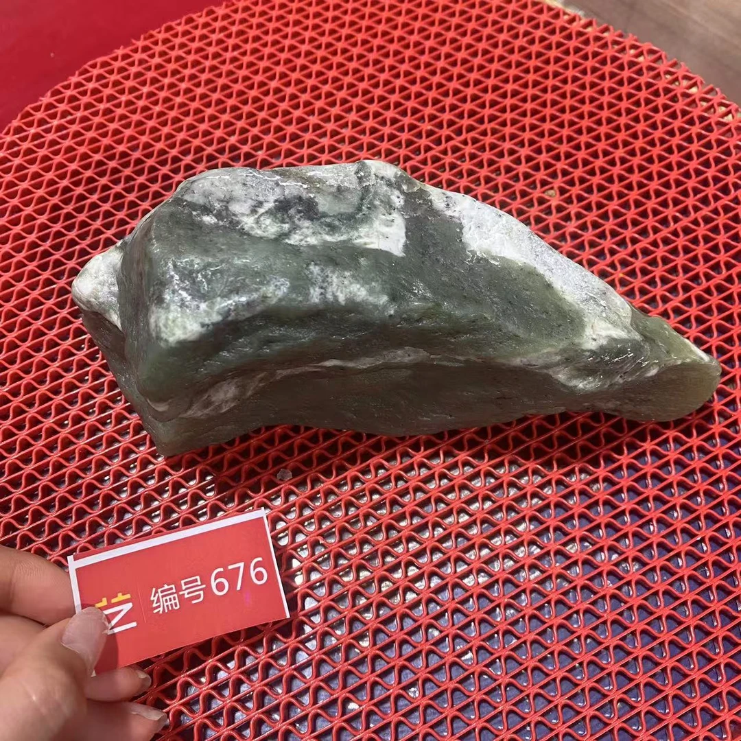 新疆玉料原石发一件编号676