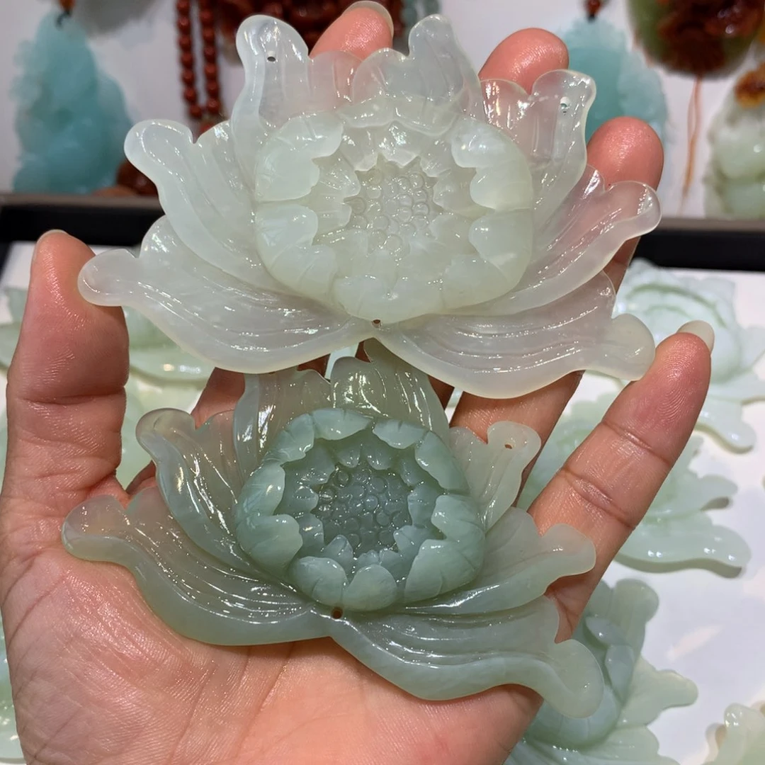 蛇纹石玉未镶嵌颈饰燕***飞