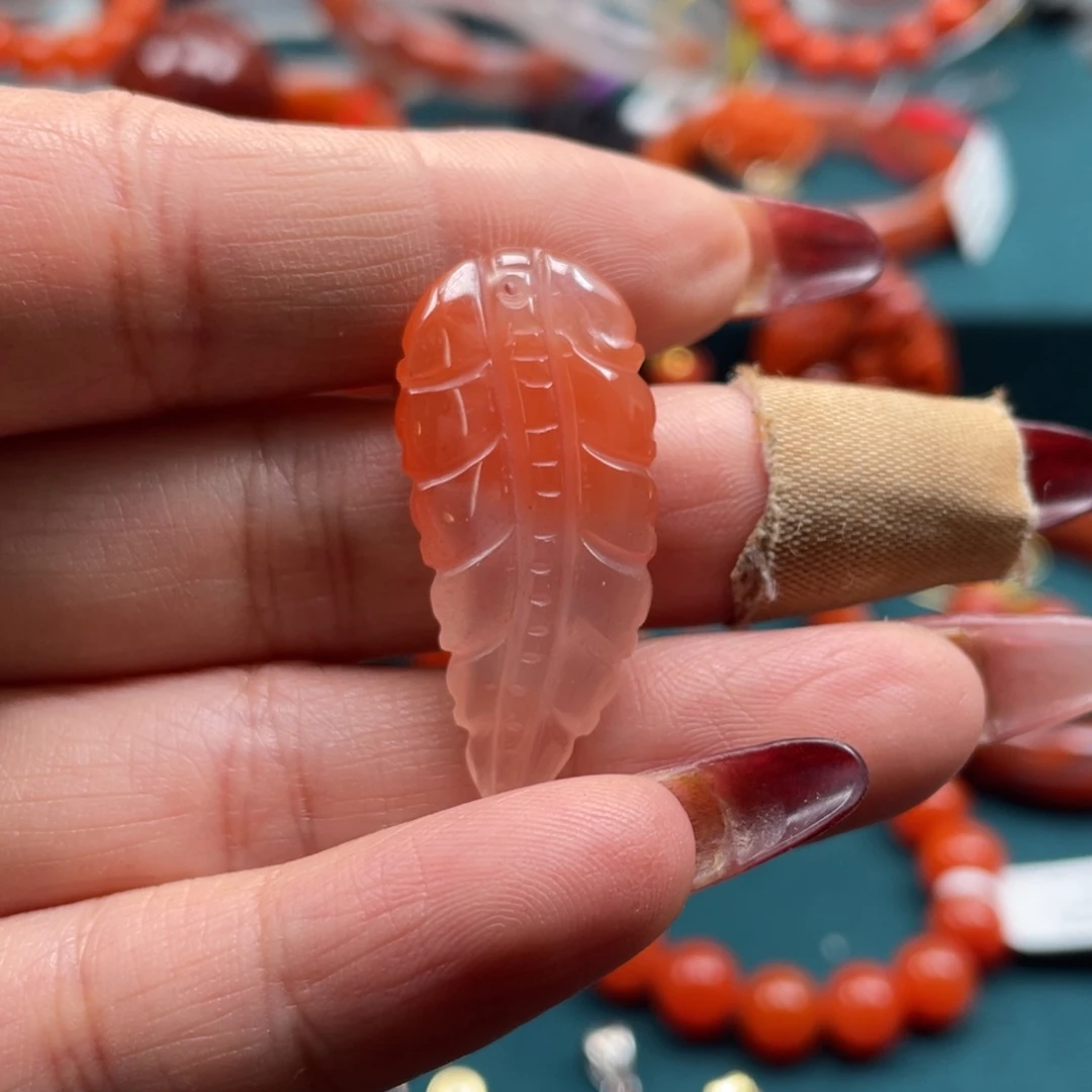 南红玛瑙川料冰飘枫叶吊坠未镶嵌