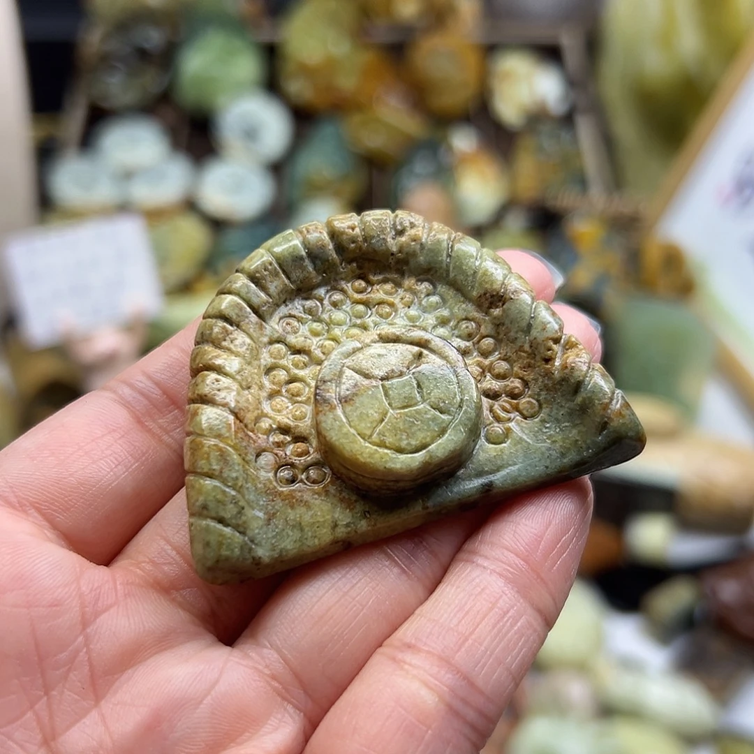 岫岩河磨玉（透闪石质玉）未镶嵌颈饰河磨玉簸箕有沙坑