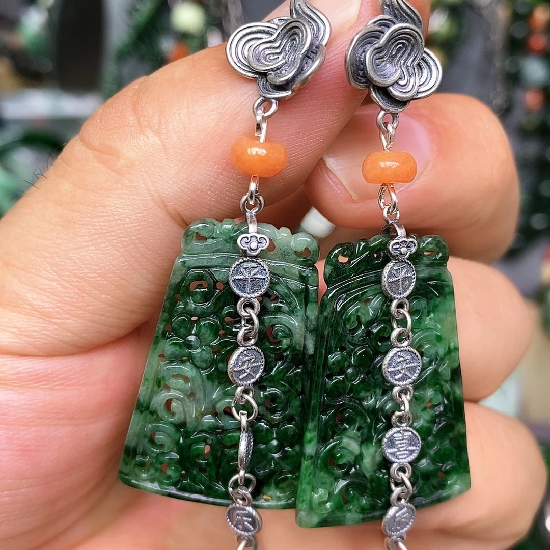 未镶嵌翡翠耳饰漂亮美眉