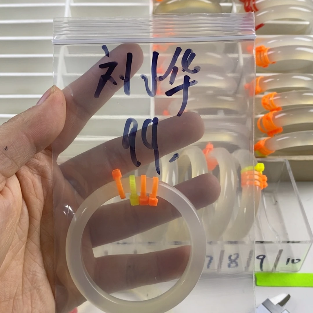玛瑙/玉髓手镯未镶嵌刘*华