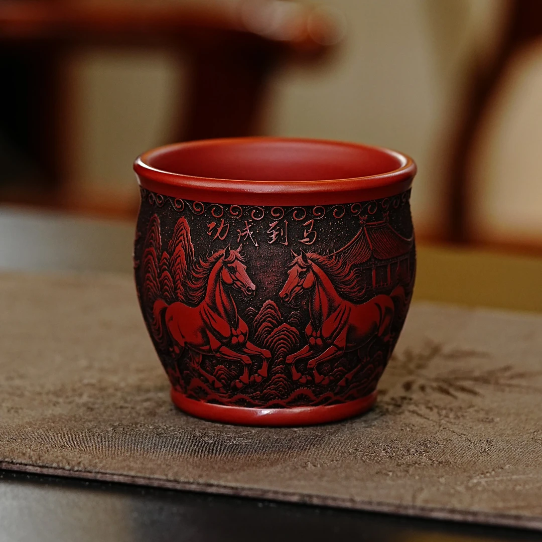 宜兴原矿紫砂大红袍纯手工刻绘马到成功紫砂主人杯