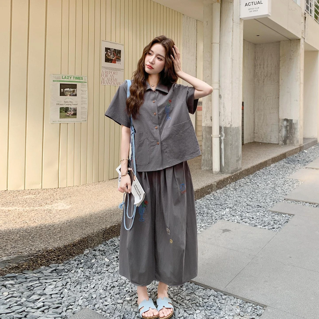 灰色慵懒风刺绣短袖衬衫套装裙女2025夏韩系休闲减龄半身裙两件套