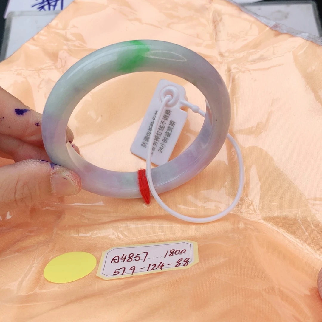 翡翠手镯未镶嵌翡翠