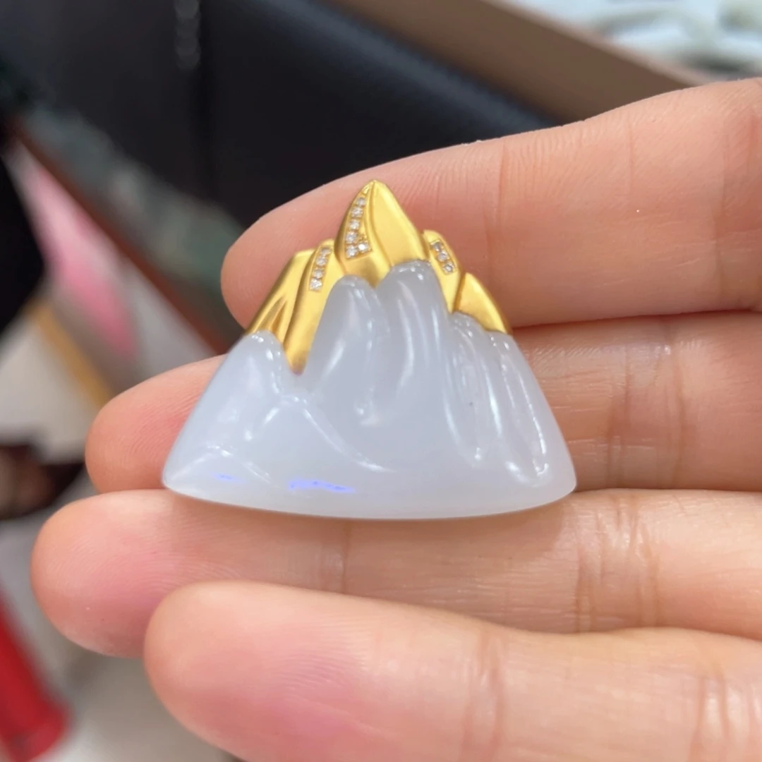 颈饰18K金镶嵌和田玉