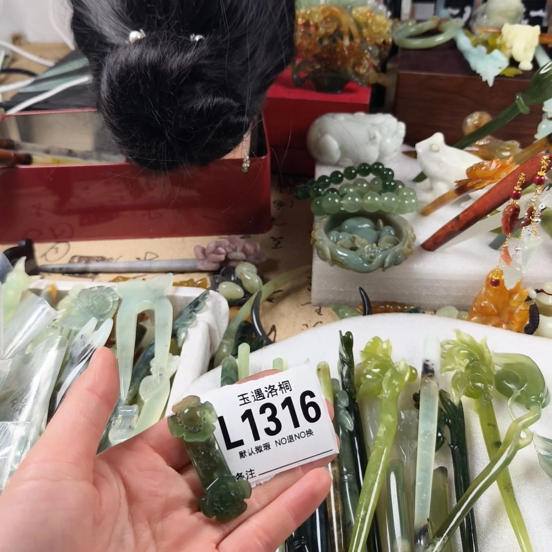 蛇纹石玉发饰合金月**凌