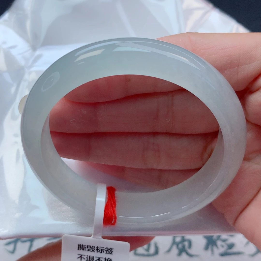 翡翠未镶嵌手镯56.5圈冰种起光起胶浅绿底完整推荐