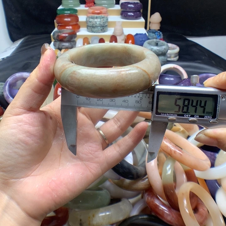 未镶嵌手镯石英质玉