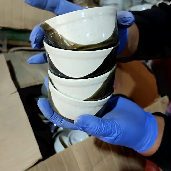 瓷片盘子碗茶壶啥都有