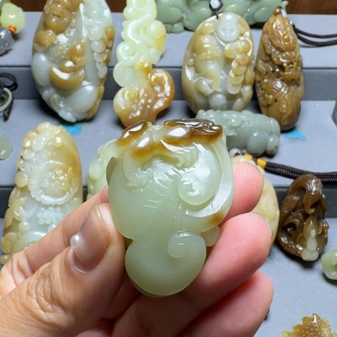 石***转和田玉未镶嵌颈饰