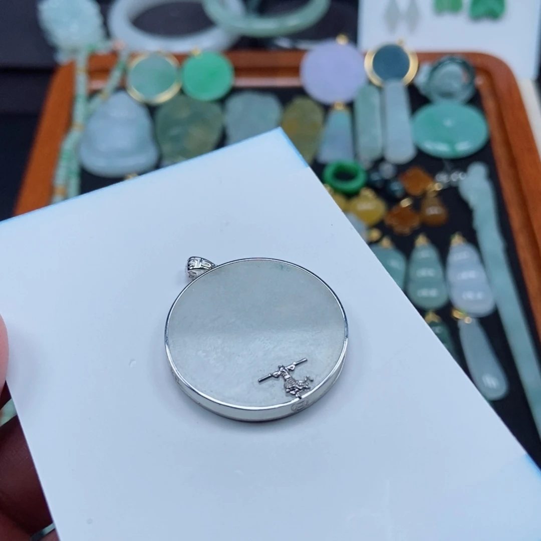 翡翠颈饰未镶嵌依**生