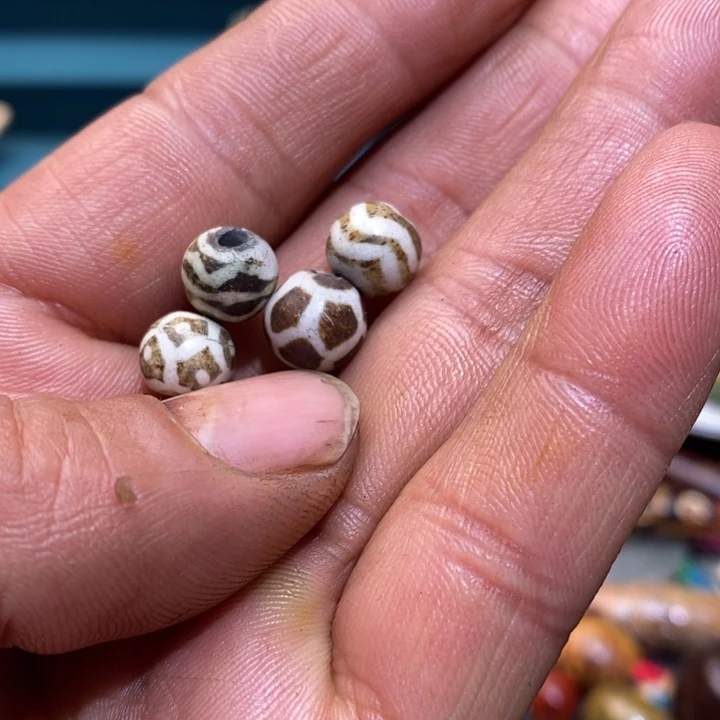 未镶嵌珠子的颜色是玛瑙/玉髓