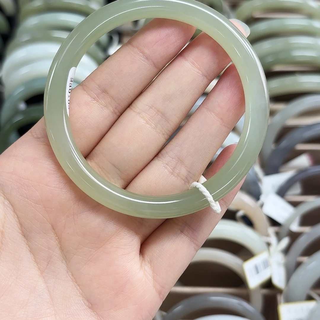 半***凉和田玉手镯未镶嵌