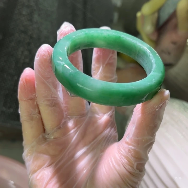 淀***行石英质玉（非洲翠）未镶嵌手镯定制