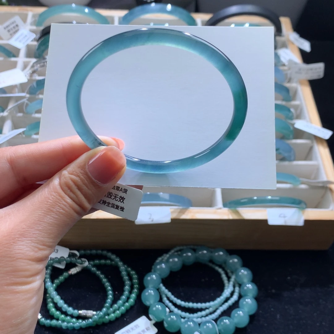 翡翠未镶嵌手镯蓝底飘色