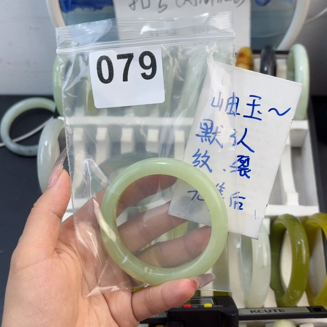蛇纹石玉未镶嵌手镯小**?