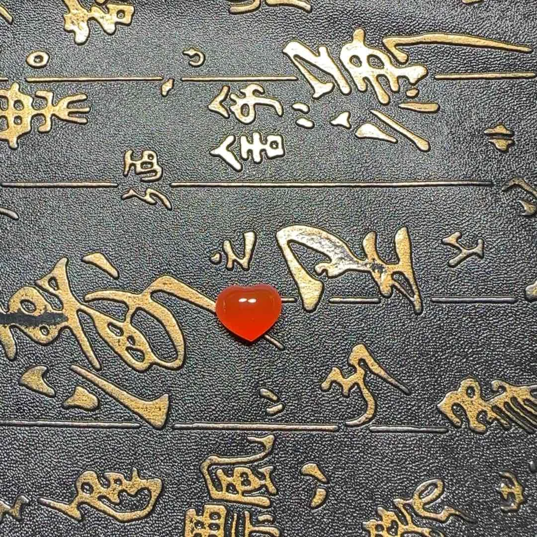 蔷***膀未镶嵌冰红原矿爱心吊坠南红玛瑙