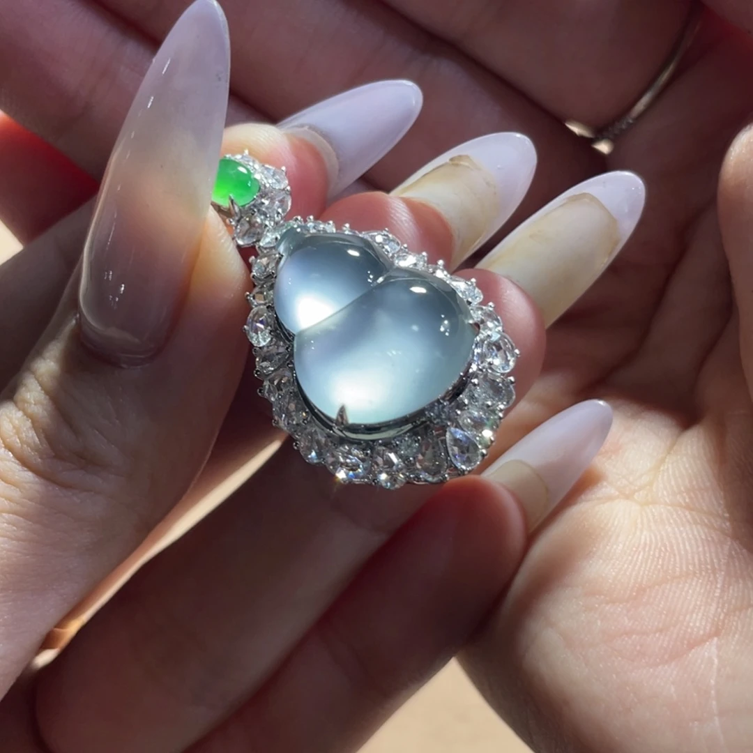 翡翠18K金镶嵌颈饰葫芦