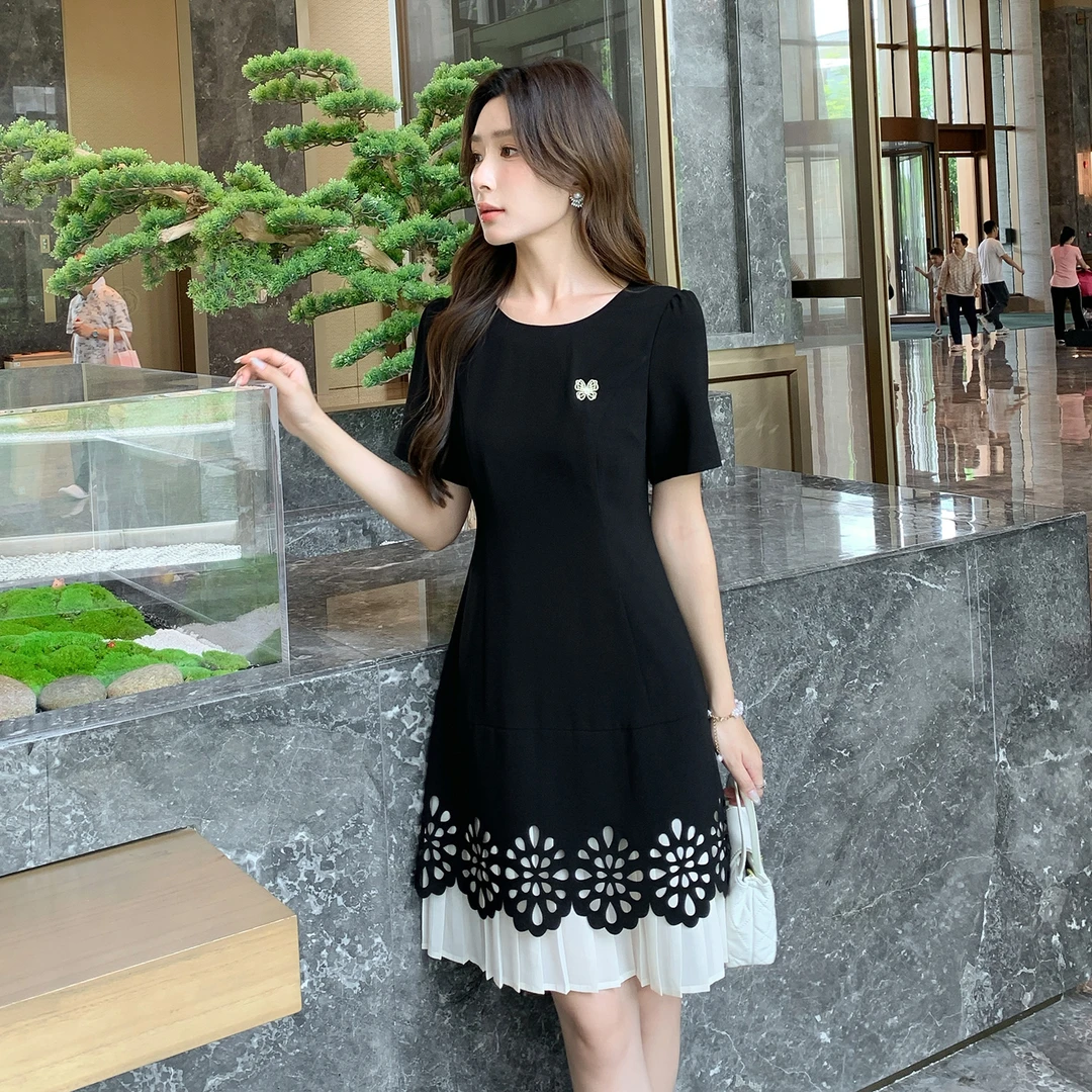 奢姿大码女装2025夏季镂空设计减龄连衣裙胖妹妹百褶拼接时尚裙子